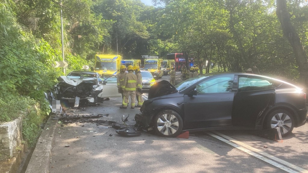 兩車迎頭相撞。fb馬路的事 (即時交通資訊台)圖片 兩車迎頭相撞。fb馬路的事 (即時交通資訊台)圖片
