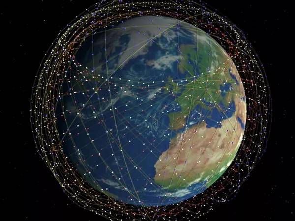 马斯克构想将来会有 42,000 颗衞星在不同的低轨道上，从而覆盖地球每个角落。星链系统会让国家防火城墙不击而溃，spaceX估计组网耗资100亿美元。截至2023年2月，星链工程在轨卫星数量已超过3,500颗。