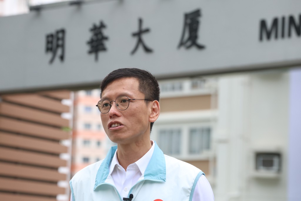 房協助理總監（物業管理）楊展鵬表示，全面實施「富戶政策」可望釋出清晰訊息，有能力者應該多付租金，甚至遷出單位，以加快公屋流轉。