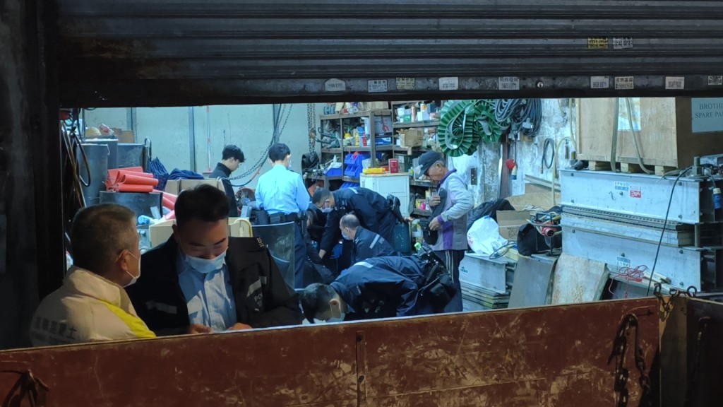 土瓜灣地舖工程公司男夥記 店內鐵鏈自縊亡 遺孀抱遺體痛哭