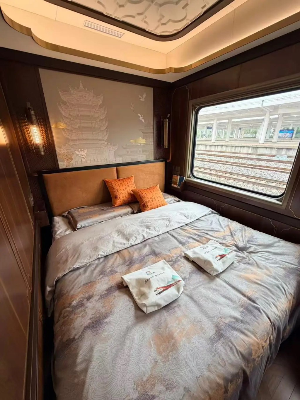 武汉铁路将老式绿皮火车“爆改”成5星级“舒适型旅游专列”。九派新闻