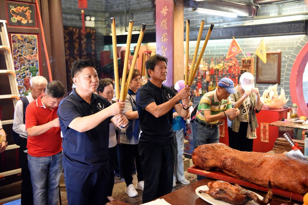 水警總區指揮官吳卓衡(前排左)及水退會主席徐偉雄(前排右)於活動當日到西貢佛堂門天后古廟參拜。 水警總區指揮官吳卓衡(前排左)及水退會主席徐偉雄(前排右)於活動當日到西貢佛堂門天后古廟參拜。