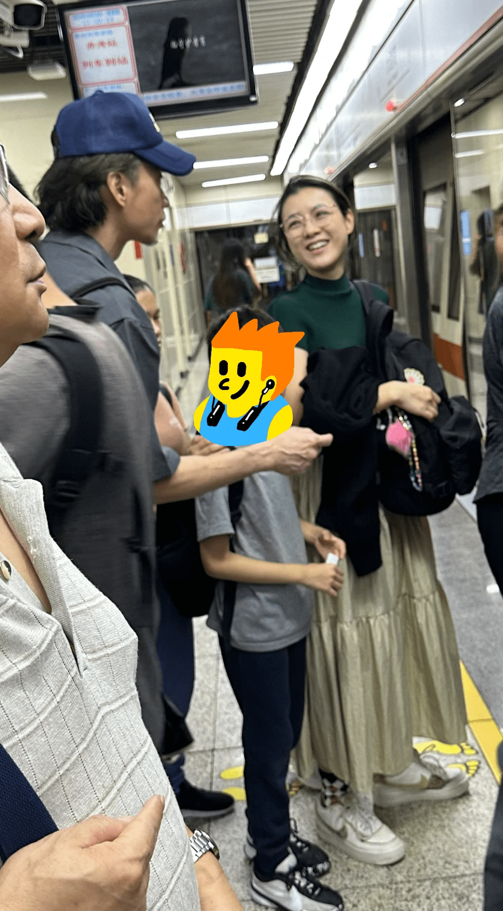 陳茵媺與陳豪還被深圳網民捕獲，貼地搭地鐵。