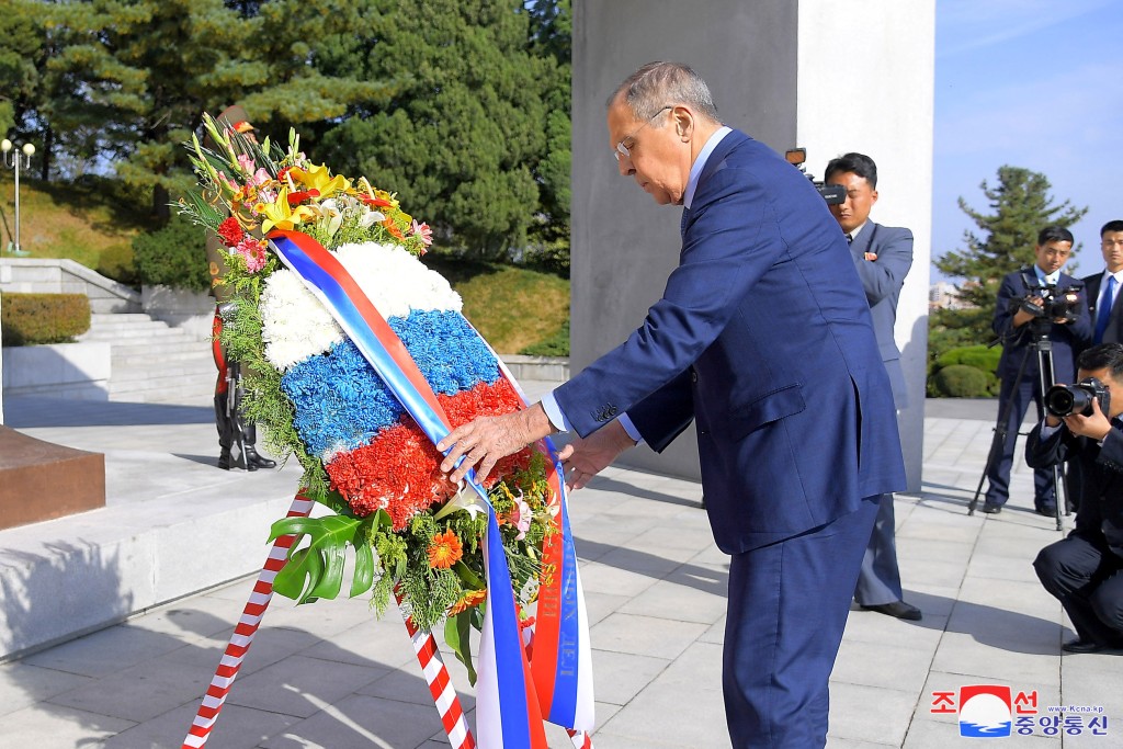 拉夫罗夫在平壤万寿台向北韩已故领袖金日成及金正日的铜像献花。路透社
