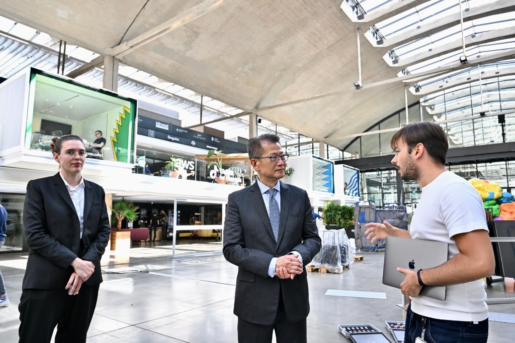 陳茂波參觀巴黎初創企業園區Station F，並與法國初創網絡La French Tech的代表會面，了解法國近年在推動初創生態圈發展的政策和工作。