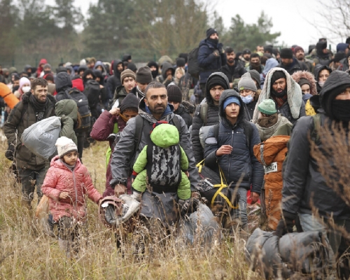大批主要來自中東的移民集結在白俄羅斯和波蘭邊界地區的。（美聯社）