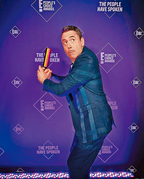 罗拔唐尼封People's Choice颁奖礼年度男星，他拿着奖座扮打棒球搞笑。