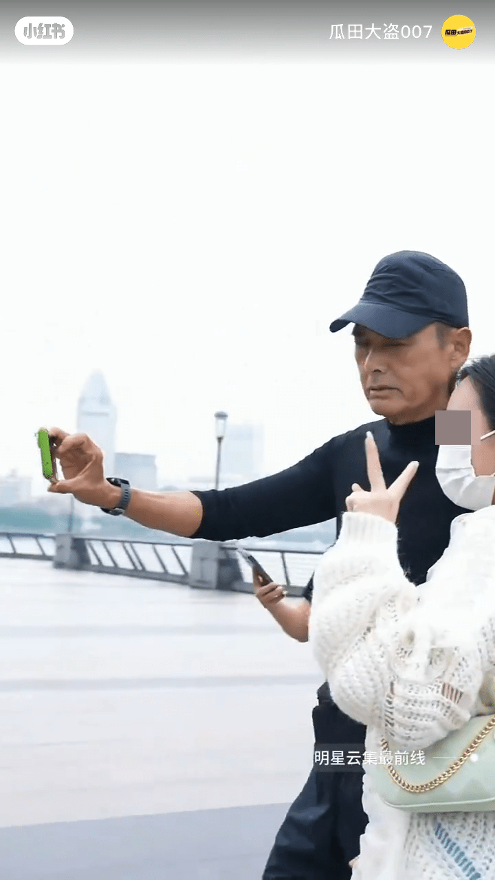 有少女找發哥合照。 有少女找發哥合照。