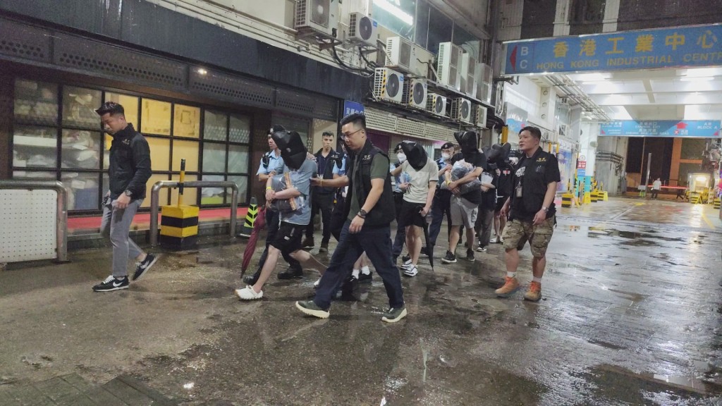 警深水埗搗破地下撲克賭場 拘捕72人 警深水埗搗破地下撲克賭場 拘捕72人