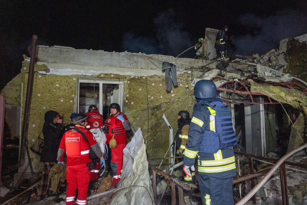 哈尔科夫有住宅在无人机袭击中被摧毁。美联社