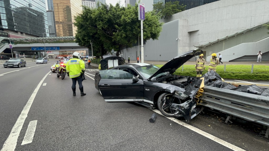 警员到场调查。杨伟亨摄