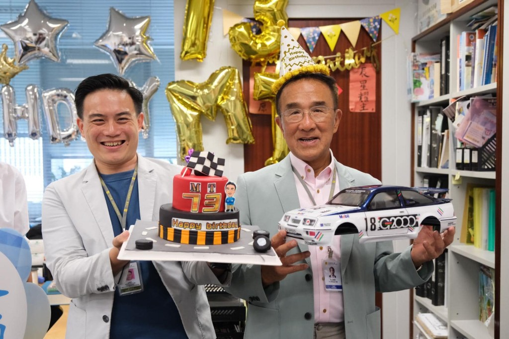 办事处职员送赠的其中一个生日蛋糕以赛车为主题。田北辰facebook图片