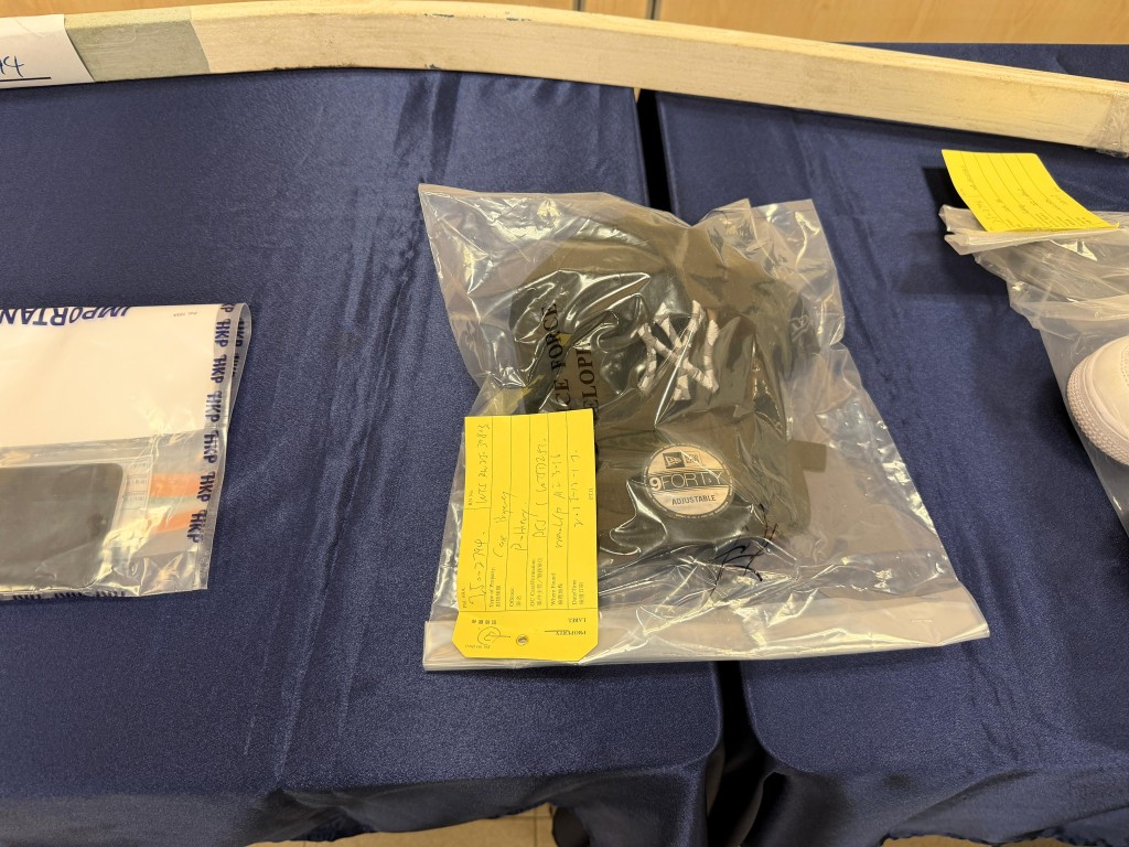 懷疑涉案人衣著。 懷疑涉案人衣著。