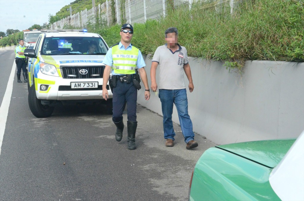 的士司機被帶走調查。