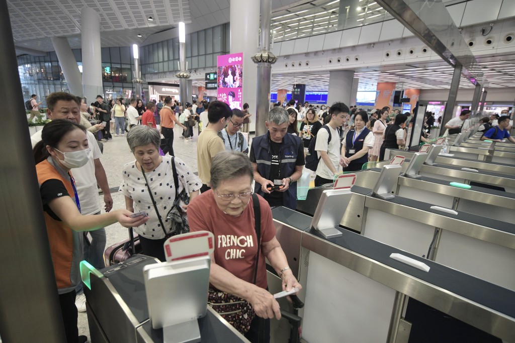 国庆黄金周结束，不少旅客返回内地。资料图片