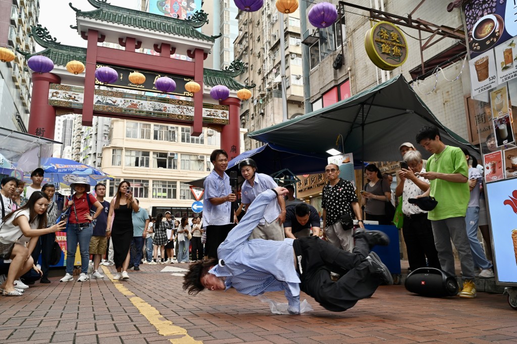 深圳網紅東門街舞團於廟街直播宣傳。鍾健華攝