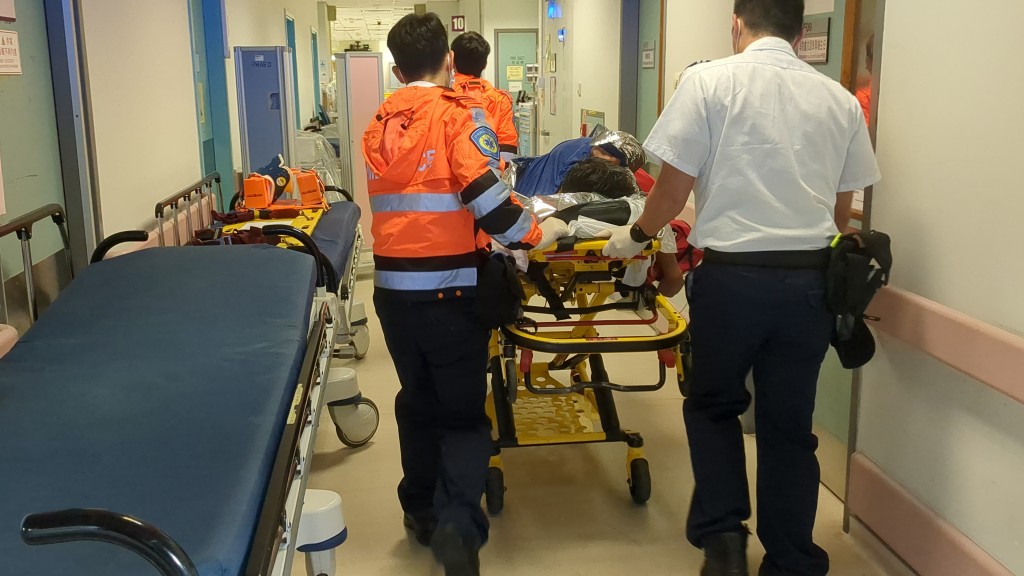 墮海男子獲救送院。 墮海男子獲救送院。