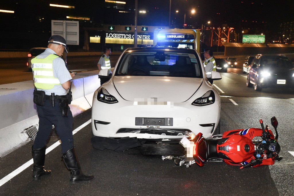 一輛電單車被從後駛至的白色Tesla私家車撞到。徐裕民攝 一輛電單車被從後駛至的白色Tesla私家車撞到。徐裕民攝