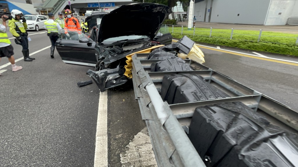 車頭嚴重損毀。