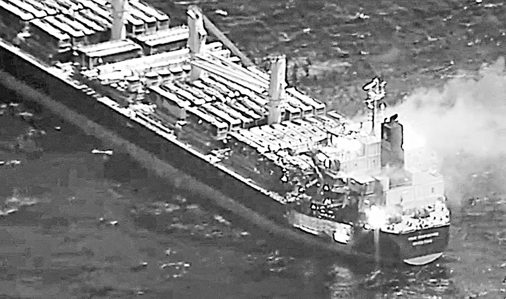 美軍中央司令部發布的圖片顯示,散裝貨船「真正信心號」周三在亞丁灣被胡塞武裝發射的導彈擊中。