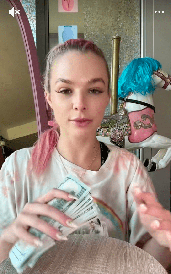 Charm Daze 的社交媒體顯示她居住於聖地牙哥，該處是美國西岸最大的海軍基地，駐紮包括海豹部隊（SEALs）及海軍陸戰隊遠征部隊（MEU）等精銳力量。