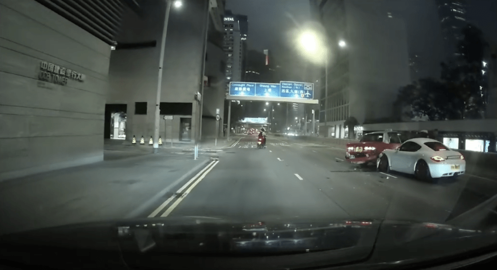 保時捷再的士推前約10米。FB車cam L(香港群組)影片截圖 保時捷再的士推前約10米。FB車cam L(香港群組)影片截圖