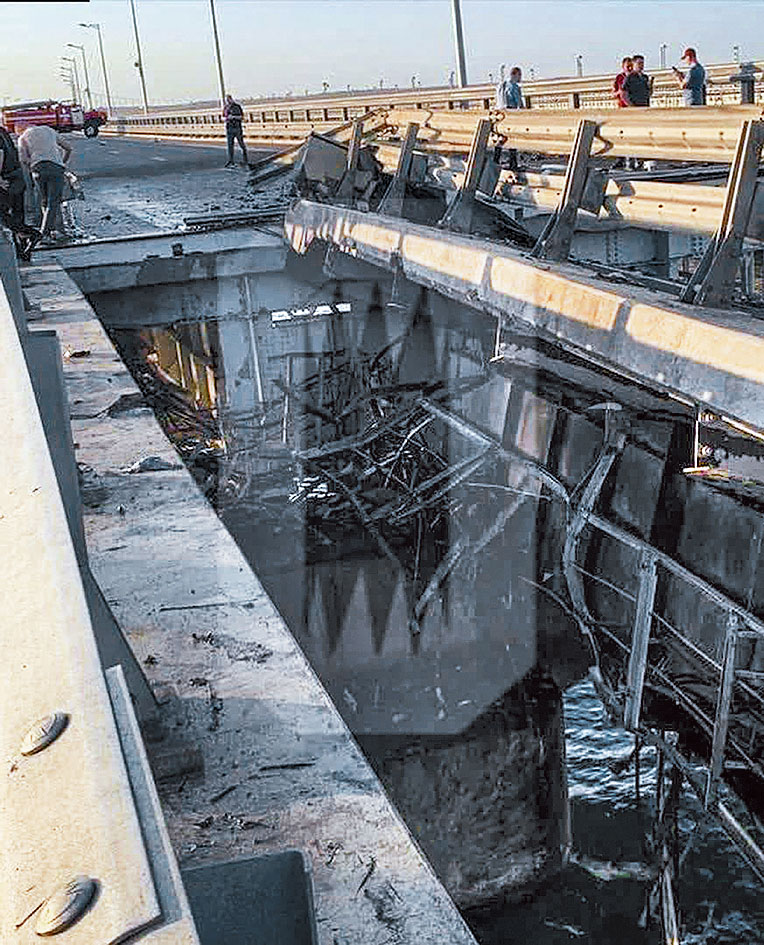 克里米亚大桥在爆炸中损毁断裂，俄外交部形容是恐怖袭击。该大桥连接克里米亚半岛与俄罗斯其他地区。