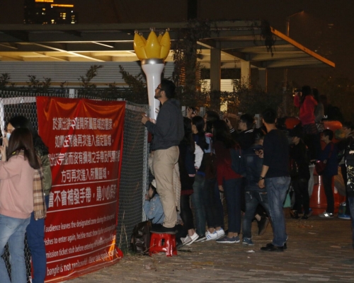 冇得入場?唔驚!專業粉絲有凳仔。