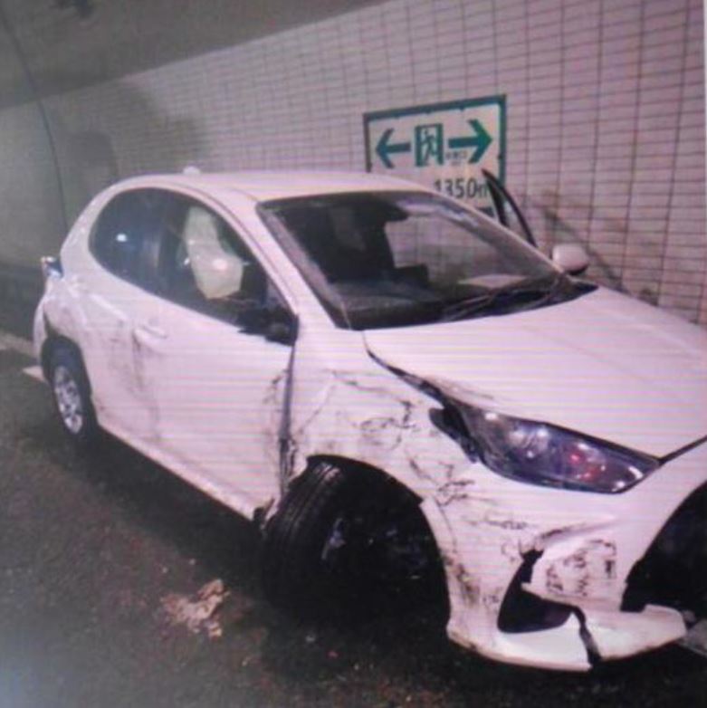 私家車車身嚴重損毀。北海道警方圖片