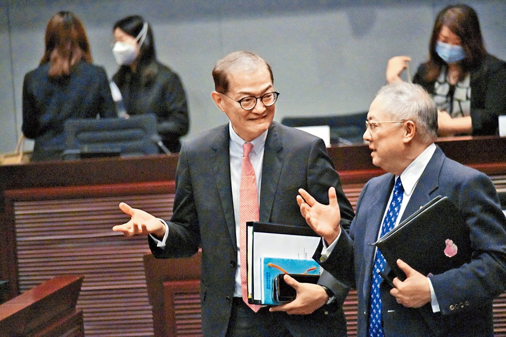 醫衞局局長盧寵茂表示，須開闢新途徑緩解護士荒。