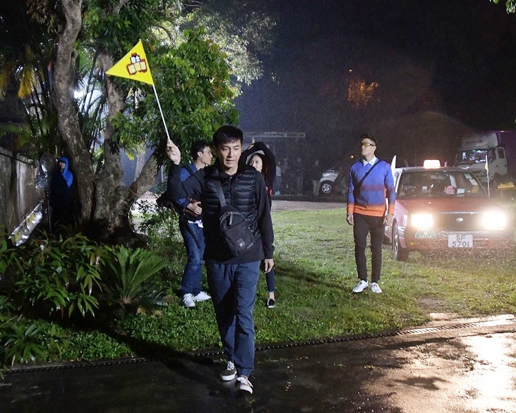 在外景現場,馬明不介意冒雨演出,衣衫盡濕。