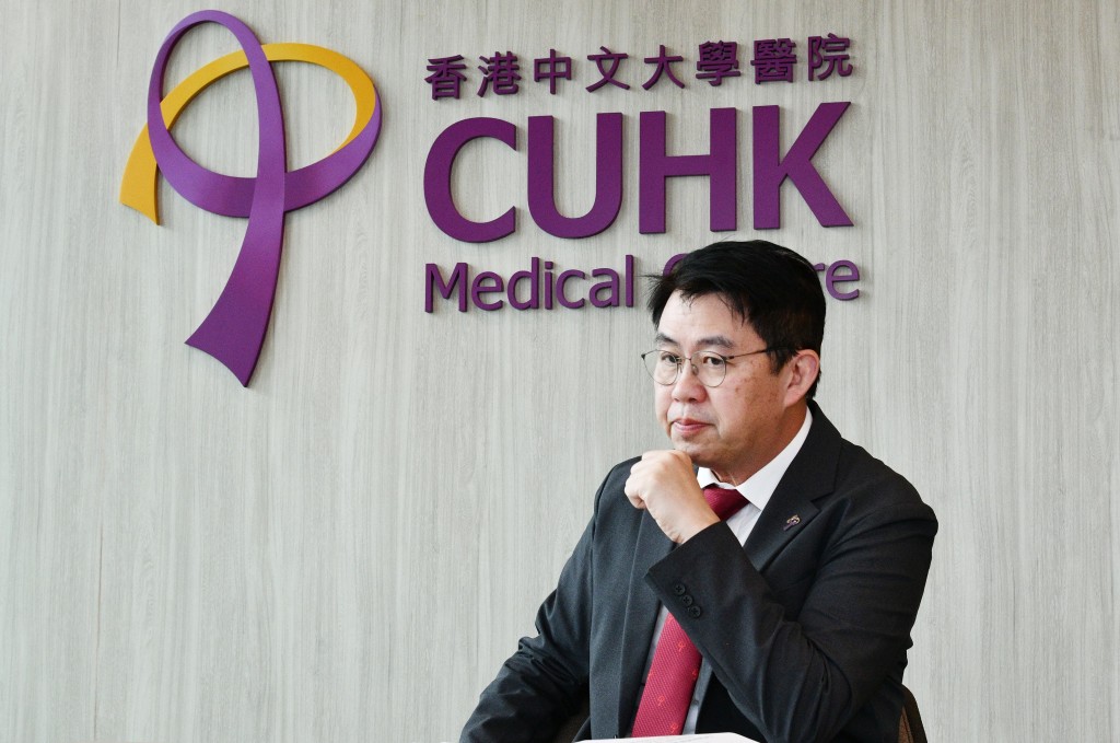 鍾健禮指,為了讓醫生、病人放心使用醫院的深切治療服務,院方早前推出深切治療套餐收費,入住首6個小時連醫生、護士等基本費用,收費為5,000元,形容只是「象徵式收費」。 鍾健禮指,為了讓醫生、病人放心使用醫院的深切治療服務,院方早前推出深切治療套餐收費,入住首6個小時連醫生、護士等基本費用,收費為5,000元,形容只是「象徵式收費」。