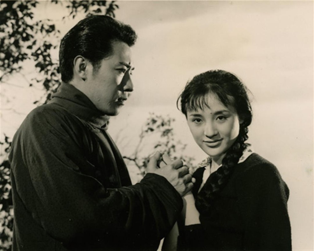 及後，江青（右）演出過《西施》、《幾度夕陽紅》及《前塵舊夢》等電影。