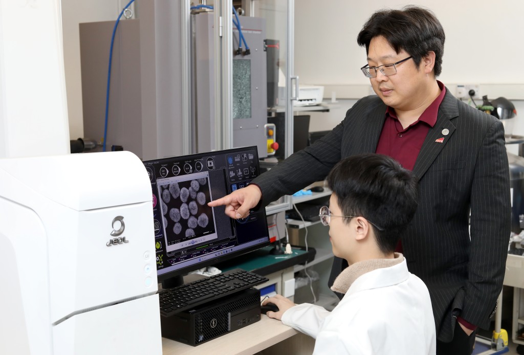 團隊通過將額外的過渡金屬（transition metal, TM）融入正極材料，增強其蜂窩結構的穩定性。城大提供