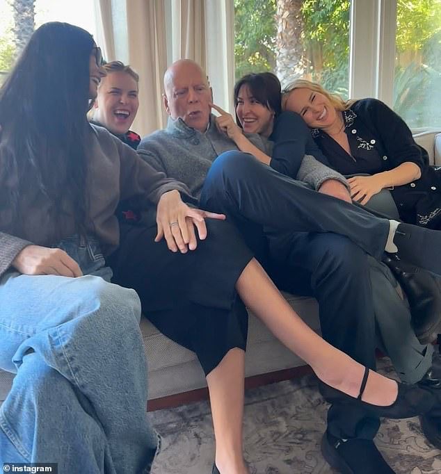 狄美與布斯育有3名女兒。