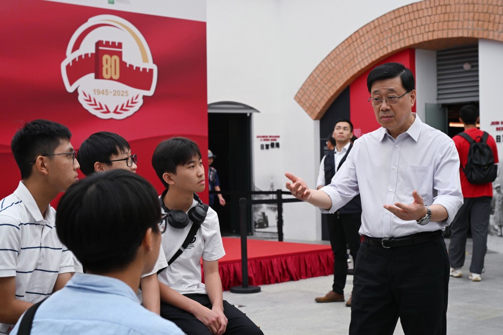 李家超向青年人解釋抗戰歷史。蘇正謙攝 李家超向青年人解釋抗戰歷史。蘇正謙攝