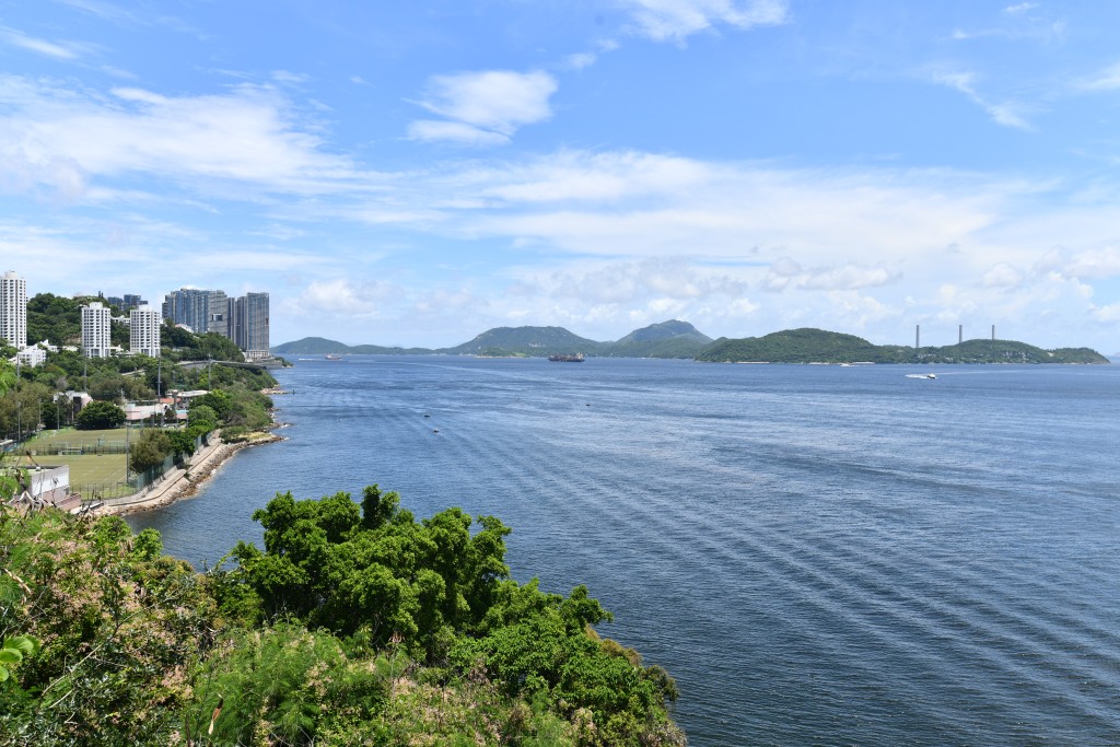 摩星嶺距離山東艦停泊位置較遠，需使用長焦鏡頭或望遠鏡。盧江球攝