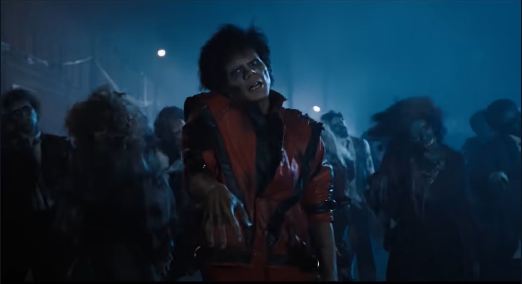 片中更有MJ拍攝《Thriller》MV的經典場面。 片中更有MJ拍攝《Thriller》MV的經典場面。