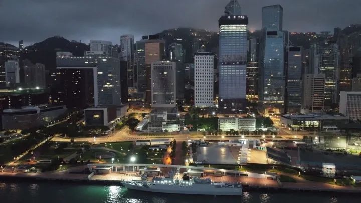 清晨的維多利亞港，駐港部隊宿遷艦停靠在中區軍用碼頭。「香江礪劍」圖片