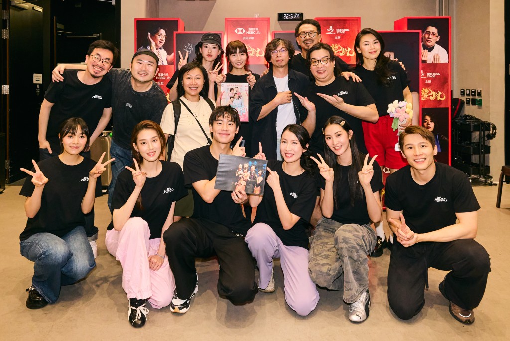 兩代《大龍鳳》演員世紀合照。 兩代《大龍鳳》演員世紀合照。