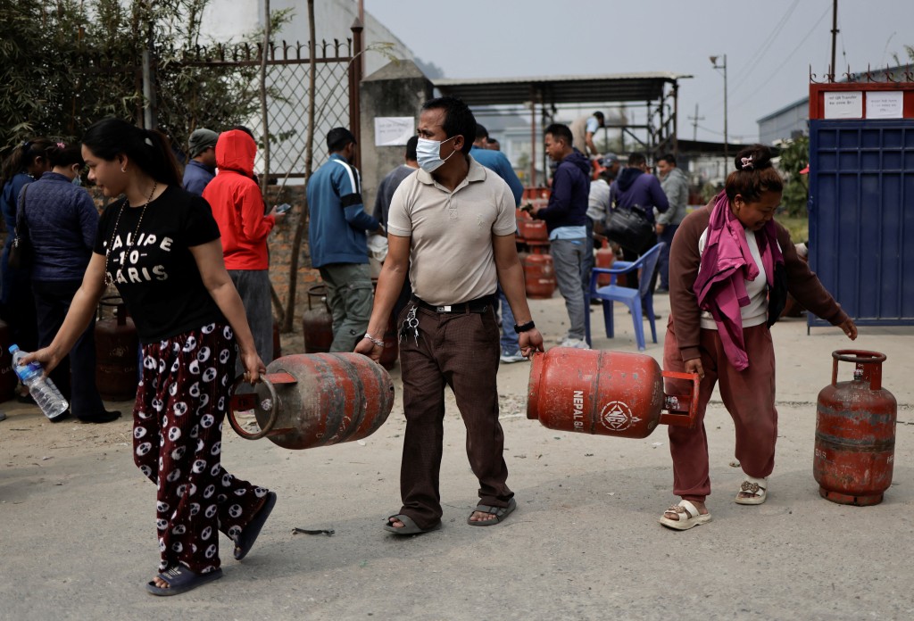 自3月以来，尼泊尔出现烹饪用液化气短缺，汽油和柴油价格也已3度上调。路透社