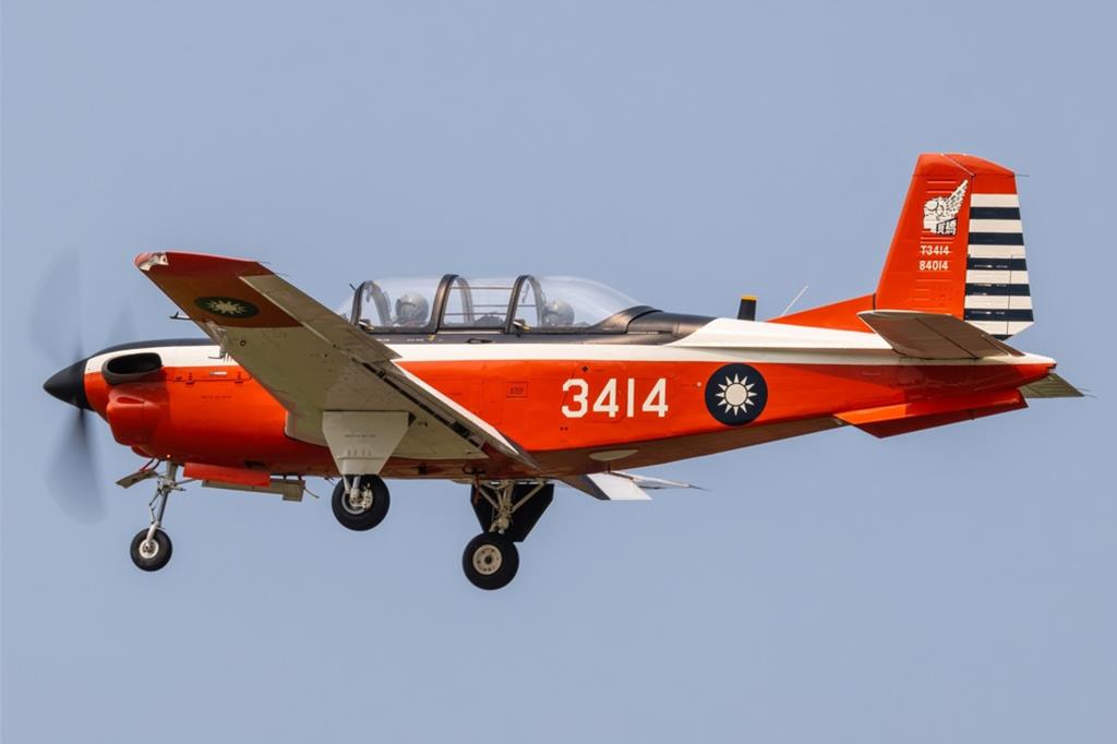 台灣空軍岡山基地一架T-34教練機墜落,2名中校殉職。中時 台灣空軍岡山基地一架T-34教練機墜落,2名中校殉職。中時