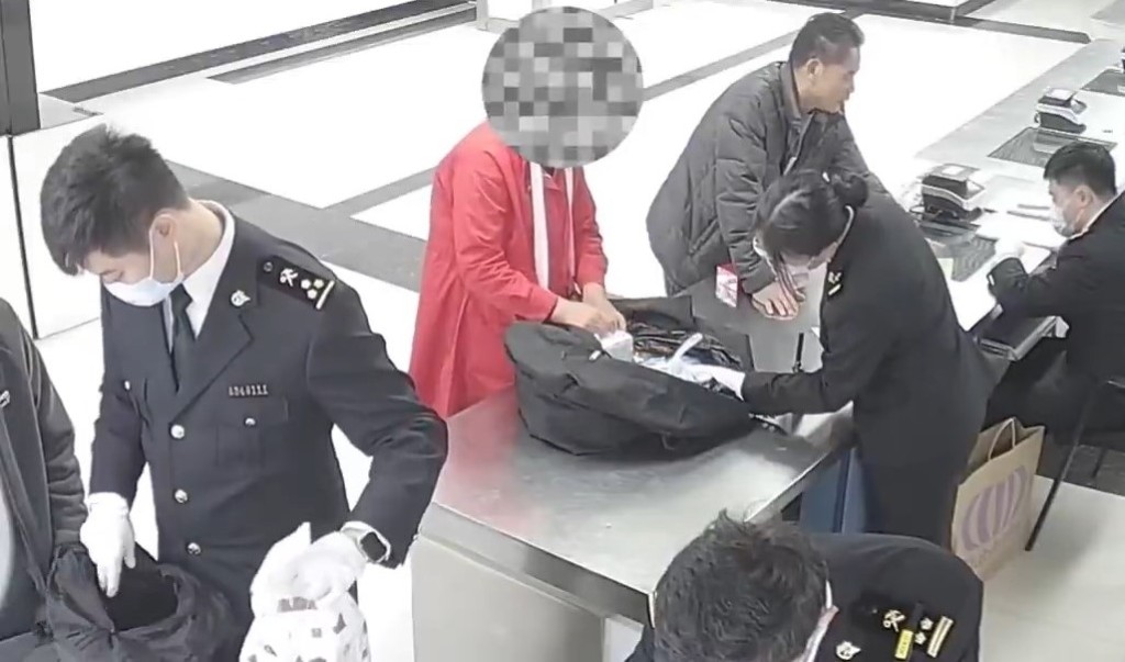 女子过关罗湖口岸被截，身上遭揭藏大量保健品。海关发布