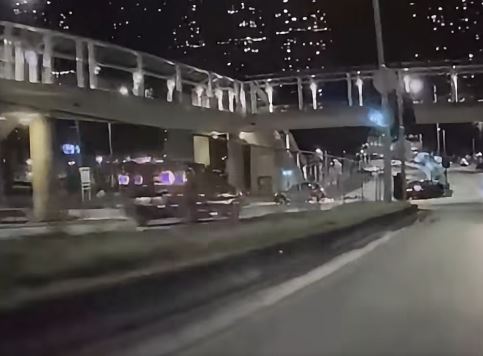私家車（右）再撞向路中分隔石壆。網上影片截圖