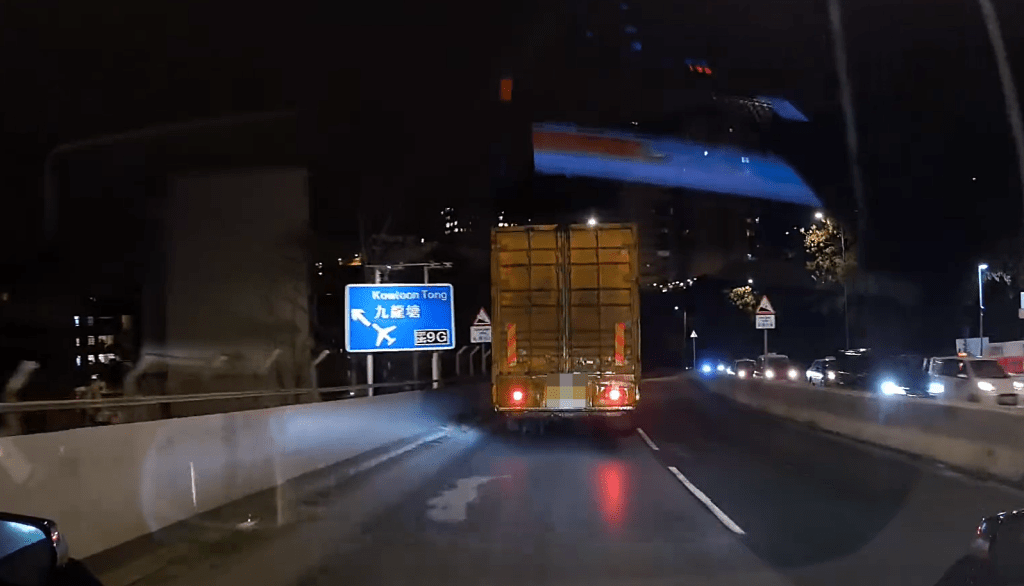 貨車沿窩打老道行駛。fb：香港突發事故報料區