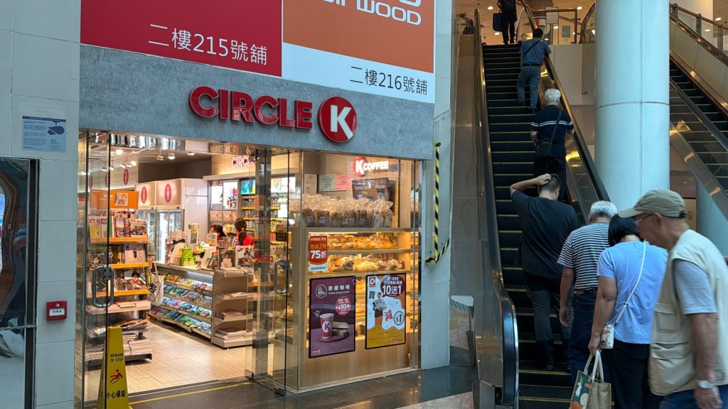 黄太指事件起因是便利店特价，所以扫货后女儿抽着两大袋啤酒。