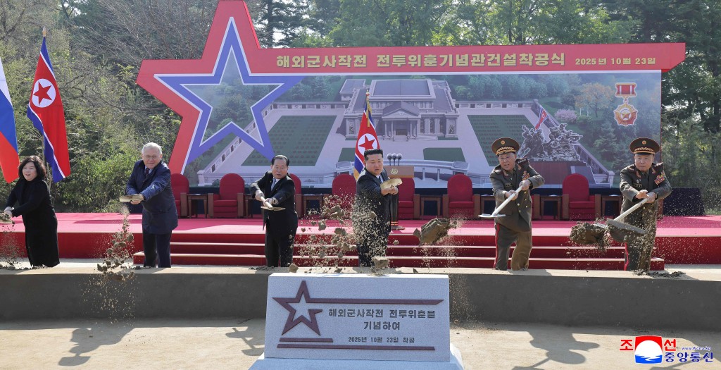 北韓為援俄陣亡士兵建紀念館，金正恩與俄羅斯駐北韓大使一同出席奠基儀式。法新社