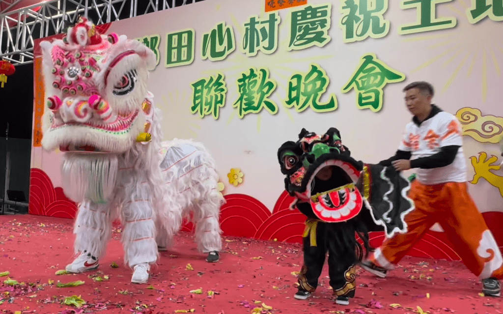 陈山聪与囝囝Jaco上台各舞一条狮。