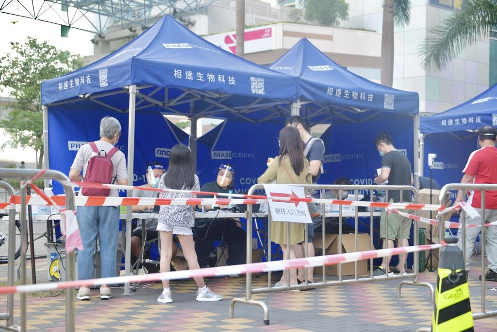 居民排队接受检测，人流不算多。