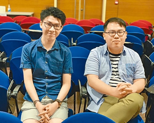 韓承宇（右）曾重考文憑試及留學台灣，最終返港完成副學士課程，成功考入大學。旁為蘇子龍。